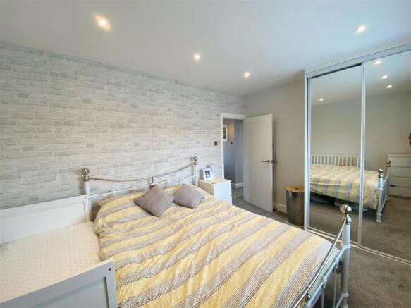 Bedroom 1 pic 3.jpg