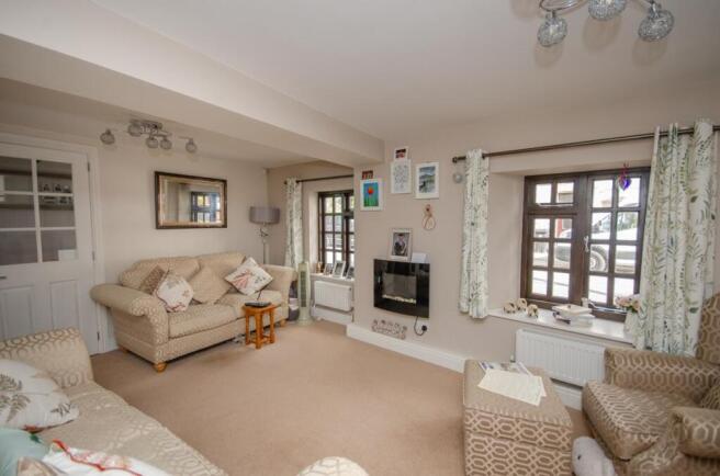 Living room pic 2.jpg