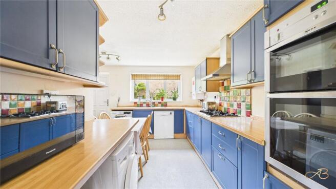 4 bed Detached for sale Image 8