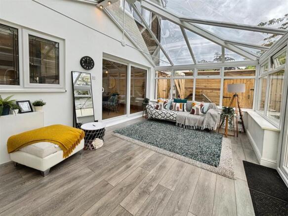 4 bed Detached for sale Image 8