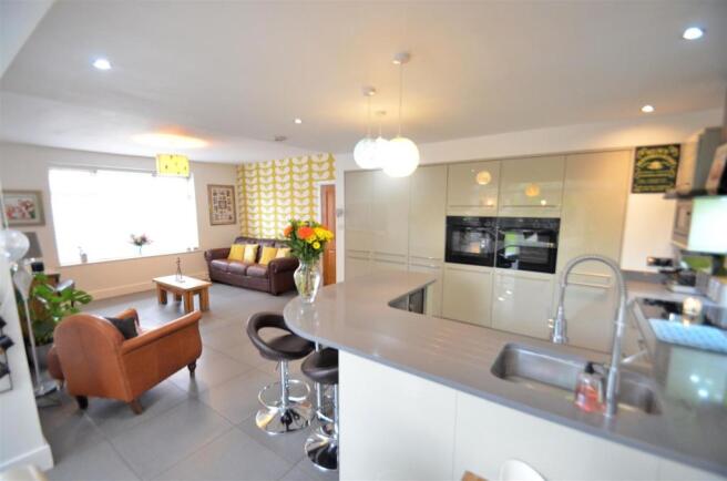 Open Plan Living/Dining Kitchen