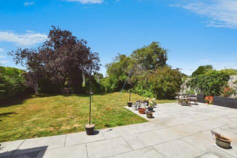 Chestnut Close, Salisbury ***ACRE OF WATER MEADOW***