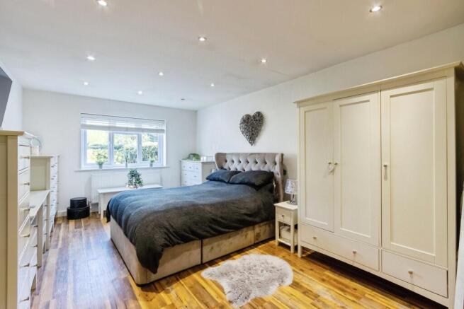 6 bed Bungalow for sale Image 11