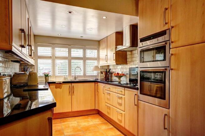 Kitchen/Breakfast Room:
