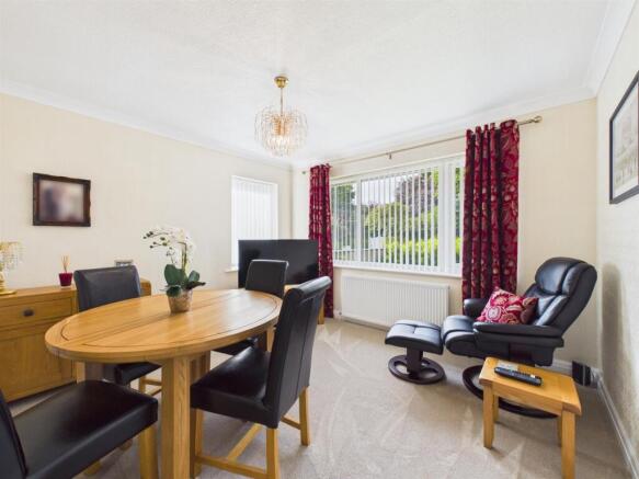 Bedroom/Dining Room: