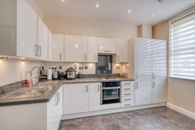 Kitchen / Lounge ...