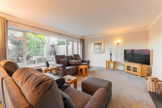 Stoneleigh Close - by Visually Rich 00047-HDR.jpg