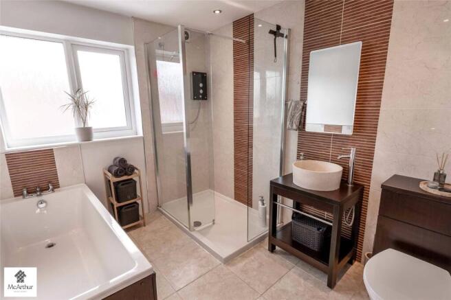 5 bed Detached for sale Image 12