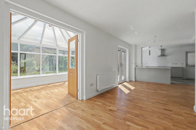 5 bed Detached for sale Image 11