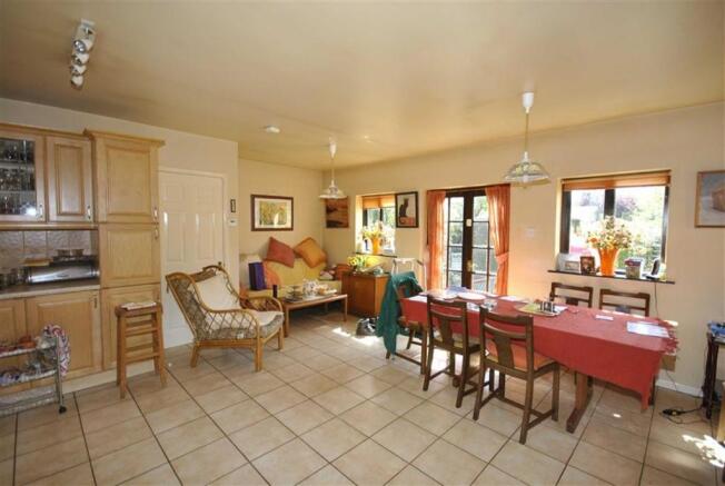 KITCHEN/BREAKFAST RO
