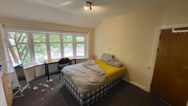 Bright double bedroom with a large bay window l...