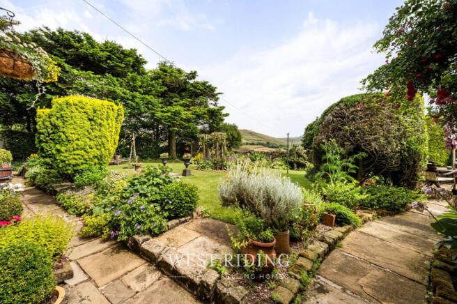 5 bed Detached for sale Image 6