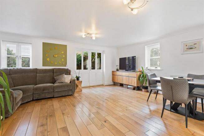 Lounge/Dining Room