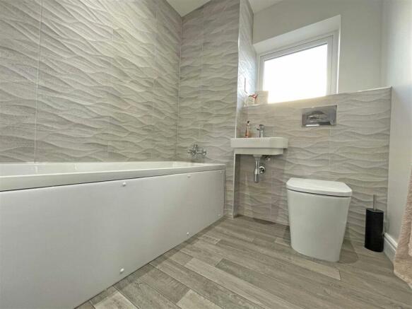 Lilford Gardens 20a - Bathroom.jpg