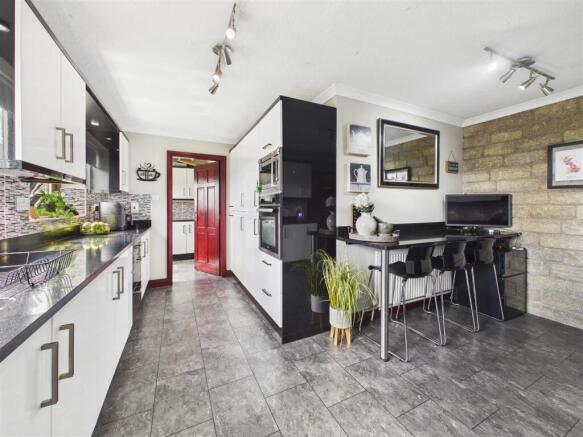 5 bed Detached for sale Image 9