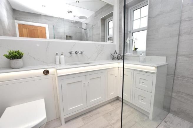 EN SUITE SHOWER ROOM