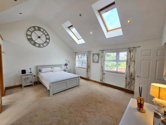 5 bed Detached for sale Image 10