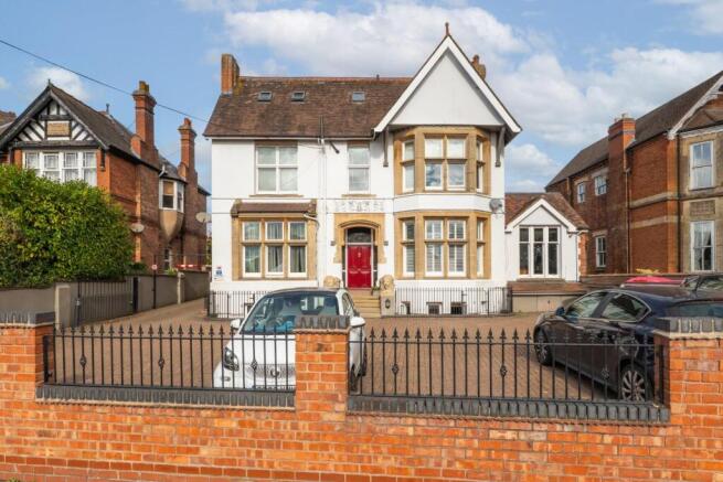 1-bed flat on Warwick New Road, Leamington Spa, £217,500