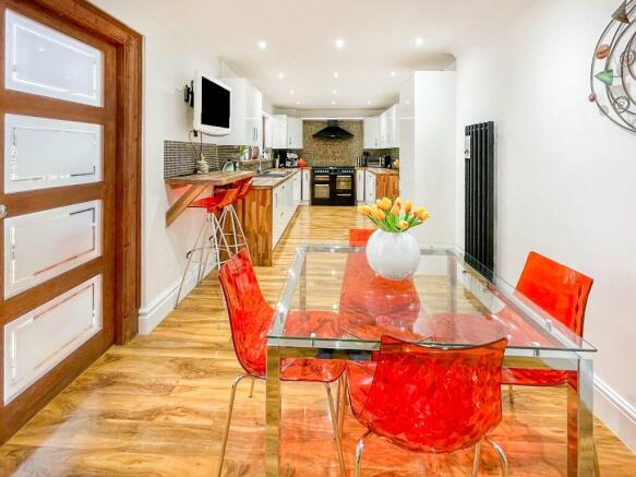 6 bed Detached for sale Image 10