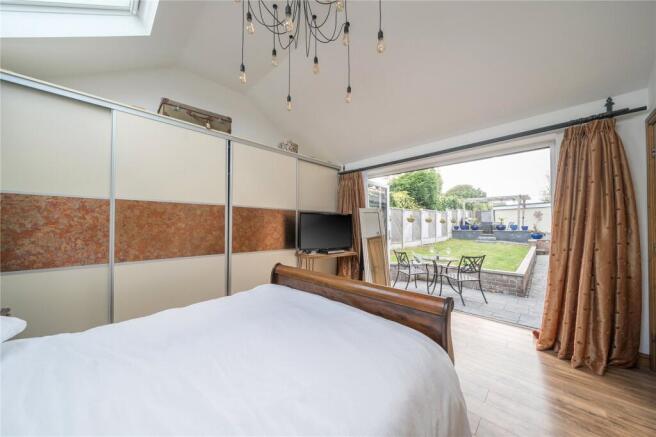 5 bed Detached for sale Image 8