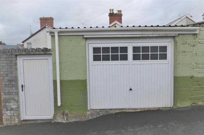 SPACIOUS SINGLE GARAGE