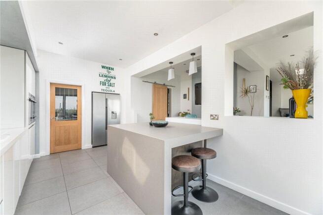 5 bed Detached for sale Image 6