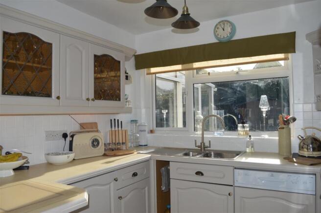FITTED KITCHEN