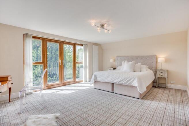 5 bed Detached for sale Image 8
