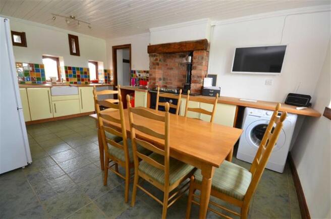 KITCHEN / BREAKFAST 