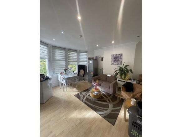 5 bedroom Flat for rent