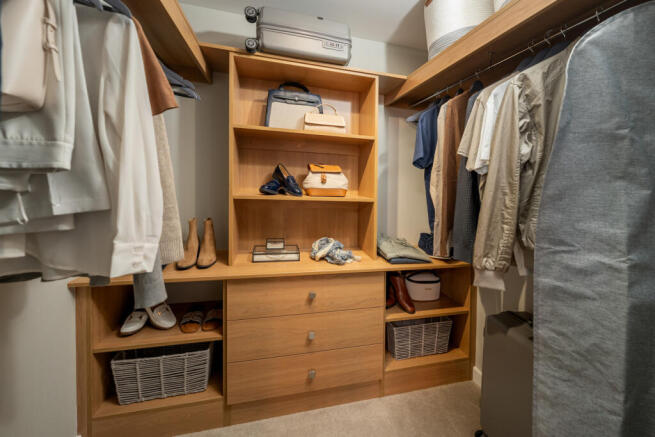 Walk-in-wardrobe