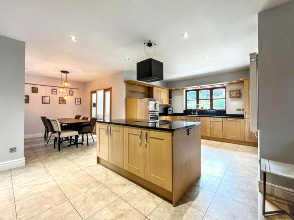6 bed Detached for sale Image 6