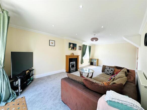 6 bed Detached for sale Image 8