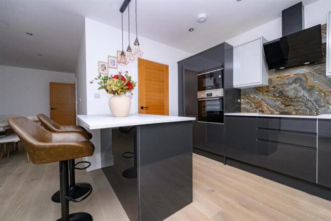 Kitchen/ Dining Room