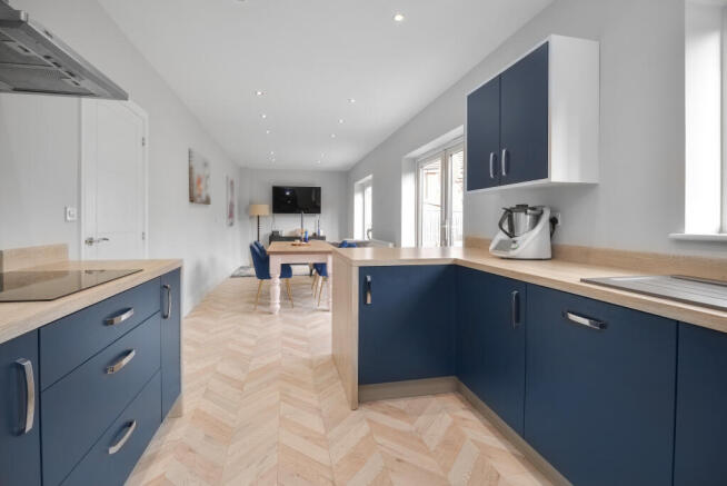 5 bed Detached for sale Image 5