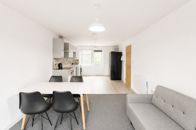 2 bed Apartment to rent Image 11