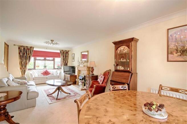 LIVING/DINING ROOM