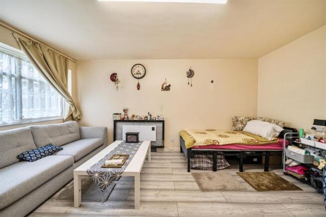 Lounge 1.jpg