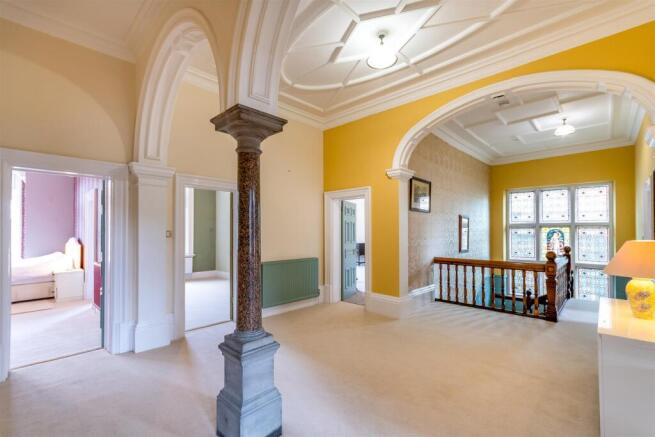 5 bed Detached for sale Image 8