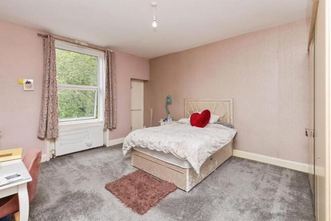 6 bed Semi-Detached for sale Image 10