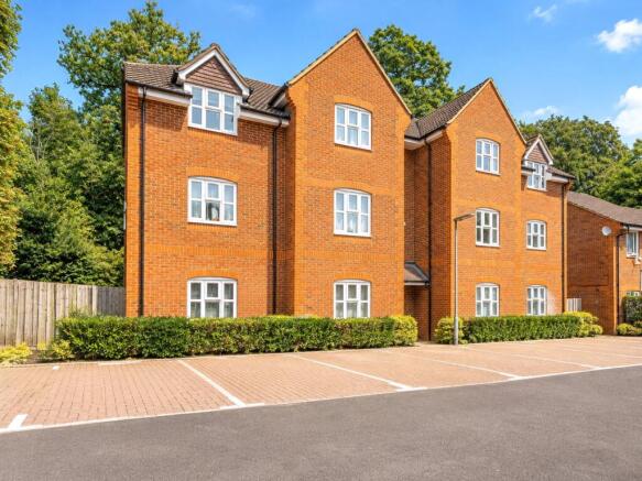 2 Bedroom Flat in GU21 2BD