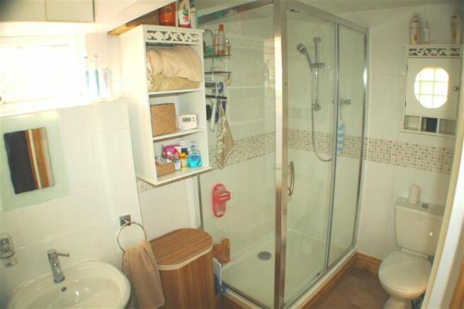 EN-SUITE SHOWER ROOM