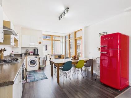 Tresawya Drive, Truro - Beautifully presented second floor apartment