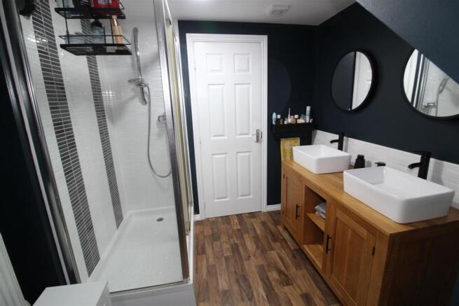 EN SUITE SHOWER ROOM