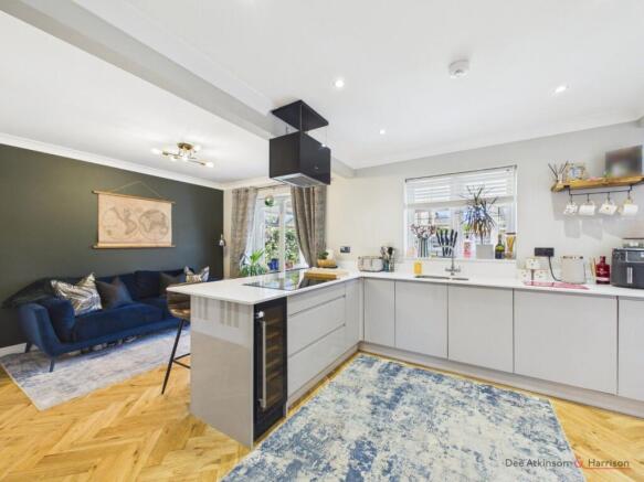 5 bed Link Detached House for sale Image 12