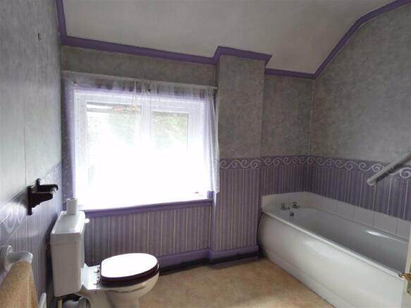 SPACIOUS BATHROOM