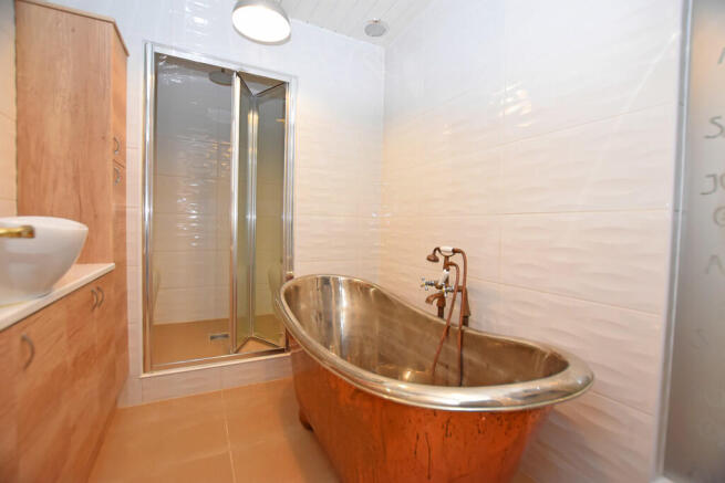 3 bed Apartment for sale Image 8