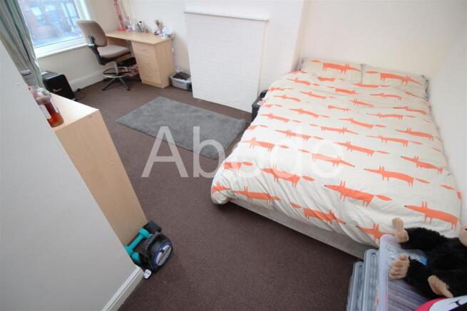 4 bed House to rent Image 10