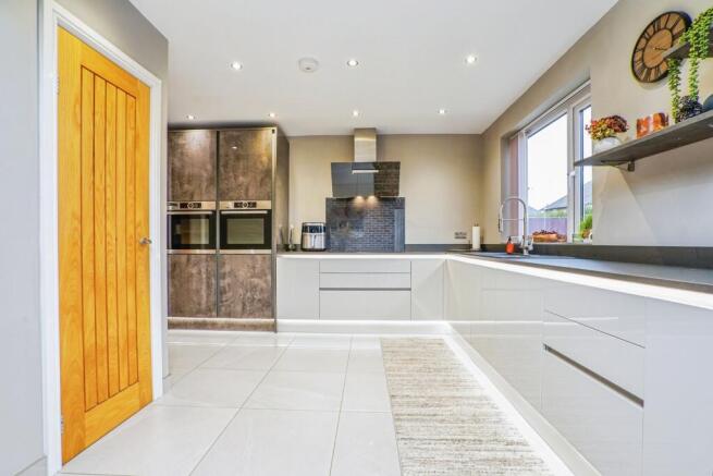 4 bed Semi-Detached for sale Image 4