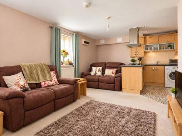 Doulton Close, Swindon, SN25 photo 4